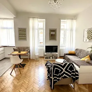 Apartment Cozy City Close To Metro - Self Check-in, Wien
